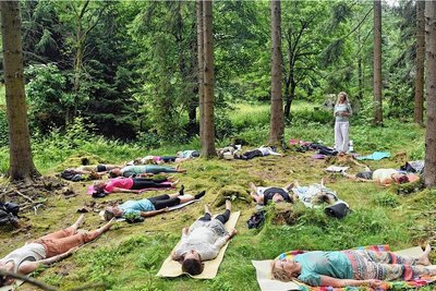 Diese Lektion heißt Waldbaden. Kathleen Bauch taucht mit den Kursteilnehmern in die Naturkulisse ein, sensibilisierte deren Sinne wie Hören, Riechen und Fühlen auf dem Waldboden.