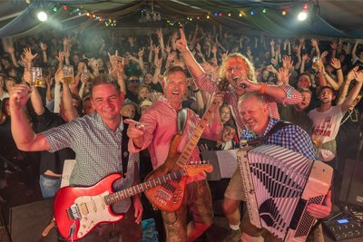 Anfang August versammelt sich das Vogtland in Grünbach. An diesem Wochenende wird dort, wie hier vor zwei Jahren, die Kirmes gefeiert. In diesem Jahr steht auch ein rundes Jubiläum der Feuerwehr an.