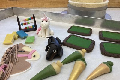 Mit verschiedenfarbig eingefärbtem Fondant oder Marzipan werden die Torten nach Kundenwunsch verziert.