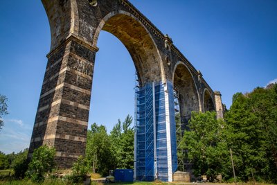 42 Meter hoch, gut 300 Meter lang: Das Hetzdorfer Viadukt war bis 1992 eine Eisenbahnbrücke. Heute führt ein Wanderweg darauf entlang. 