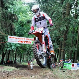 Bei besten Bedingungen ging es für 82 Teilnehmer am Samstag über Stock und Stein. Hier springt der Lengefelder Pascal Richter, der Sieger bei den Sport- und Wettbewerbsfahrern wurde. 