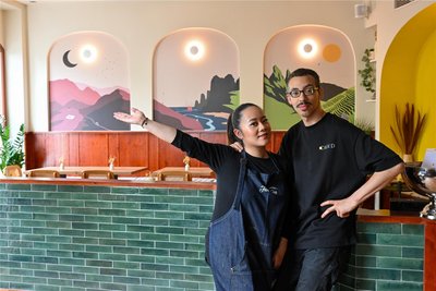 Giang Doan (links) und Hicham Dahouli sind die Chefs des neu eröffneten Casa’D auf dem Kaßberg. Das Paar hat vietnamesische und marokkanische Wurzeln und zeigt das auch auf ihrer Frühstückskarte.