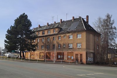 Dieses Gebäude ist eines der prägenden am Franz-Mehring-Platz in Glauchau.