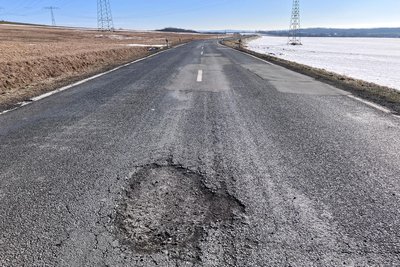 Flicken reiht sich an Flicken, nach dem Winter gibt es neue Schlaglöcher - die S 298 ist bei Brockau eine Huckelpiste.