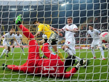 SG Dynamo Dresden - FC St. Pauli am 06. April im glücksgasstadion. Der Dresdner Anthony Losilla (Mitte) trifft gegen Paulis Torwart Philipp Tschauner zum 2:2.