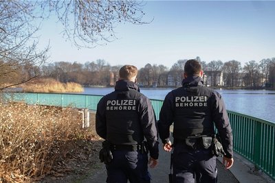 Mitarbeiter des Stadtordnungsdienstes auf Kontrollgang am Schloßteich. In der Pandemie haben sie noch mehr Aufgaben als sonst. 