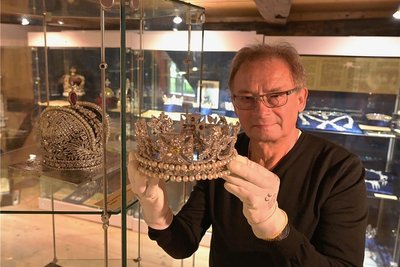 In der Knochenstampfe in Dorfchemnitz sind immer wieder besondere Ausstellung zu sehen, so wie zuletzt zu den Kronjuwelen europäischer Königshäuser. Auf dem Foto zeigt Museumsleiter Jürgen Zabel eine Kopie der Krone von Königin Elizabeth II.