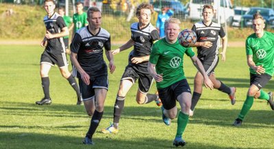 Die Spieler des FC Stollberg, die hier den Burkhardtsdorfer Domenique Klinksiek verfolgen, führen die Erzgebirgsliga souverän an. 