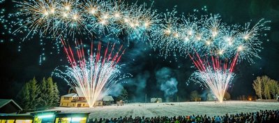 Nach zwei Jahren Coronaverbot können sich Erzgebirger wieder auf Feuerwerksspektakel wie dieses 2019 in Kühnhaide freuen. 