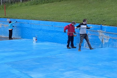 Auch in Steinbach wurde vor der Badesaison das Becken von freiwilligen Helfern ausgebessert und dann frisch gestrichen.