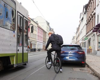 Radfahrer haben es in Zwickau nicht einfach - ein Beispiel von vielen ist die Leipziger Straße. Dort gibt es keinen Radweg, zudem müssen Radfahrer auf parkende Autos und die Straßenbahn achten. 