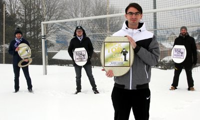 Manchmal hält die Fußballwelt wahrlich Kurioses bereit, besonders originelle Tore zum Beispiel. Ein solches gelang Hannes Rauner (vorn) vom FSV Johanngeorgenstadt am 7. Spieltag in der 2. Kreisklasse West Anfang November 2020. Der Lohn? Zwei mindestens genauso kuriose Klobrillen. Denn der Treffer in der Partie gegen den SV Albernau - übrigens zum 1:1-Endstand - schaffte es im WDR-Fernsehen gleich zweimal aufs oberste Treppchen. So wurde das Tor in der Sendung "Zeiglers wunderbare Welt des Fußballs" von den Zuschauern nicht nur zum Tor des Monats November 2020 gekürt und stach dabei selbst prominente Konkurrenz in der Internetabstimmung aus. Mehr noch: Der Treffer stand Anfang 2021 auch als Kandidat und klarer Sieger bei der Wahl zum "Kacktor des Jahres 2020" fest. Sage und schreibe 48 Prozent der Stimmen entfielen auf die "Bogenlampe aus weiter Entfernung", die Rauner als etatmäßiger Abwehrmann eher zufällig als gewollt erzielte. Doch selbst die Albernauer fanden's klasse, denn auch sie wissen, wie wertvoll eine Klobrille sein kann: So nennt der SVA schon seit 2017 zwei Klobrillen vom WDR sein Eigen - dank eines ähnlich kuriosen Treffers. Der goldene Toilettenaufsatz kam Anfang 2021 per Post ins Erzgebirge. Ein Brimborium blieb wegen Corona aus. Aber der Freude und dem Stolz auf die besondere Trophäe tat das keinen Abbruch. ane