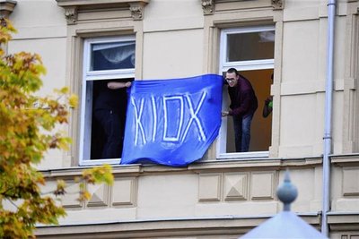 Aus einem blauen Laken und Sprühkreide wurde im Oktober 2019 innerhalb von 45 Minuten im Hausflur ein Banner gemalt. So zeigte die WG ihre Anerkennung für Felix Kummer. 