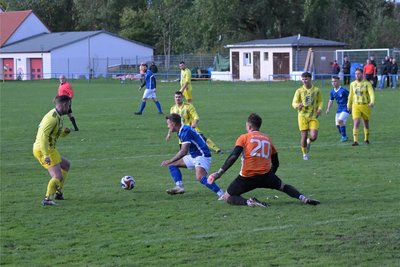 Der Glauchauer Tobias Rothe (blaues Trikot) bedrängt das Neukirchener Tor mit Keeper Linus Eiber, der später im Elfmeterschießen zwei Bälle parierte.