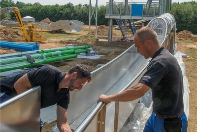 Hier im Bild zu sehen sind Stefan Goldammer (v. li.) und Chris Fiedler von der Döbelner Herstellerfirma Atlantiks beim Montieren einer Rutschbahn. 