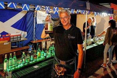 Jens Steinert zeigt besondere Whiskymischungen, die es nur zur Whiskynacht gab.