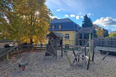 Auch auf dem Spielplatz an der Leubsdorfer Grundschule wurden Glasscherben gefunden.
