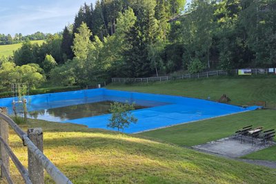 Bis zur Eröffnung am 20. Juni ist das Becken in Steinbach mit Wasser gefüllt.