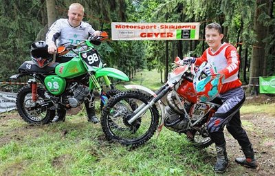 Für die beiden Gelenauer Simson-Fahrer Thomas Stöckel (l.) und Julien Hennig war der Speedhill in Geyer eine Premiere.