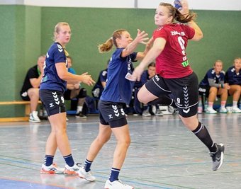 Dynamisch: Laura Kaulfuß (r.) vom HSV lässt sich von den Schneebergerinnen Cindy Dörfel (l.) und Denise Meyer nicht aufhalten. 