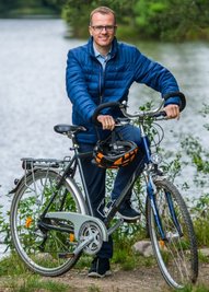 Abschalten und vom Politikbetrieb entspannen kann der CDU-Bundestagsabgeordnete Alexander Krauß gut in der Natur, so beim Radfahren rund um den Ziegelteich bei Schneeberg. 