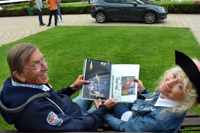 Waltraud Raubold traf den Sänger Jonny Hill und überreichte ihm ein über Jahre zusammengestelltes Album.