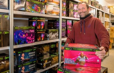 Die Regale sind gefüllt bei Blackboxx Fireworks in Kühnhaide. Firmenchef Andreas Voigt erwartet einen Ansturm zum Verkauf vor dem Jahreswechsel.