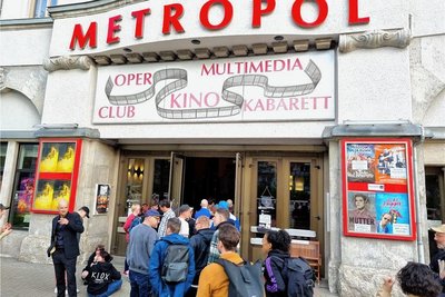 Im Kino Metropol Chemnitz wurde vorab die Dokumentation "Bye, Bye Kummer" über den Frontmann von Kraftklub und seine Solokarriere als Rapper gezeigt. 