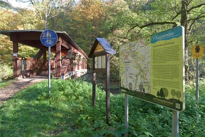 Über den Überweg führen Wanderrouten, auch der Muldenwanderweg tangiert die Brücke.