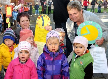 Brigitte Zornstein und Birgit Beyer (r.) sind Erzieherinnen im Kindergarten "Villa Zwergenland" in Hainichen. Auch sie haben am Dienstag ihre Wünsche für mehr Zeit mit den Kindern übergeben.