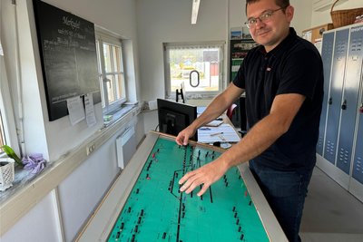Nico Stiel steuert als Zugleiter den Zugverkehr auf der Flöhatalbahn von Pockau-Lengefeld aus. Neben den Zuglaufmeldungen für die Züge auf der Strecke gehört zu seinen Aufgaben, Weichen, Signale und Bahnschranken im Bahnhof Pockau-Lengefeld zu bedienen.