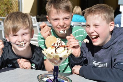 Warme Temperaturen und Sonnenschein: Perfekt für einen Eisbecher wie hier im „Venezia“ Freiberg.