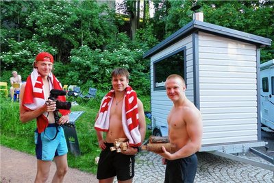 Für sechs Wochen sind Joona Visto, Paulus Halonen und Sakari Vanhanen (von links) mit ihrer mobilen Sauna quer durch Europa unterwegs.