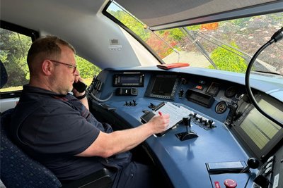 Ingo Drechsel ist einer der Lokführer, die seit Jahrzehnten auf der Flöhatalbahn Dienst tun. In jedem Bahnhof kommuniziert er über Funk mit dem Zugleiter in Pockau-Lengefeld und holt sich die Erlaubnis ein, in den nächsten Streckenabschnitt einfahren zu dürfen. Das System des Zugleitbetriebs ist sicher, aber zeitaufwendig.