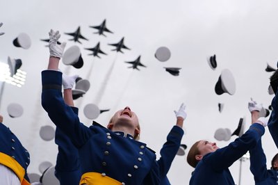 Thunderbirds krönen Abschlussfeier an der Air Force Academy mit spektakulärem Überflug