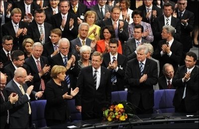 Blamage für die schwarz-gelbe Koalition: Christian Wulff ist erst im dritten Wahlgang zum Bundespräsidenten gewählt worden. Wulff ist der zehnte Präsident der Bundesrepublik Deutschland und folgt Horst Köhler, der überraschend zurückgetreten war.