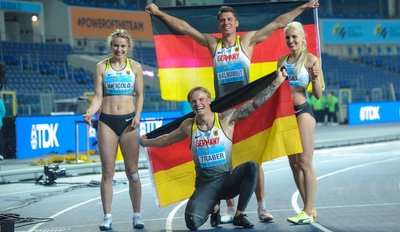 Dieser Ausflug ins polnische Chorzow hatte sich für Anne Weigold (l.) im Frühjahr richtig gelohnt. Bei der Staffel-WM holte sie gemeinsam mit Gregor Traber, dem Leipziger Erik Balnuweit und Monika Zapalska (v. l. n. r.) die Goldmedaille über viermal 110 Meter Hürden für Deutschland. 
