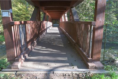 Die Fußgängerbrücke liegt in Sichtweite der Autobahnbrücke über die Freiberger Mulde.