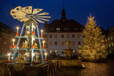 So sieht es in Oederan aus, wenn Weihnachtsbaum und Pyramide stehen und festliche Stimmung verbreiten. Dieses Jahr soll er Baum bis zum ersten Advent aufgestellt sein.
