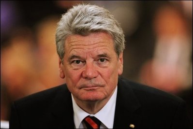 Der Präsidentschaftskandidat von SPD und Grünen, Joachim Gauck, zeigte sich nach dem zweiten Wahlgang zufrieden mit seinem Ergebnis. "Es hat mich gefreut", sagte er. Sein erstes Gefühl sei gewesen: "Demokratie ist lebendig und funktioniert."