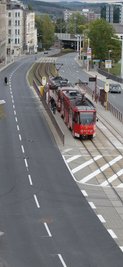 Der Asphalt liegt erst seit wenigen Wochen, sorgt aber schon für Stadtgeflüster: Ist er lauter als früher? Echter Flüsterasphalt kam für die Pausaer übrigens nicht infrage, weil der erst ab Tempo 60 wirkt.