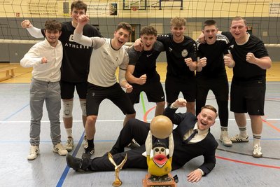 Das Siegerteam. Von links: Nick Spitzner, Johann Georgi, Simon Schulze, Aaron Riedel, Tim Leistner, Alex Gerlach und Leon Klug. Liegend Janek Rödel.