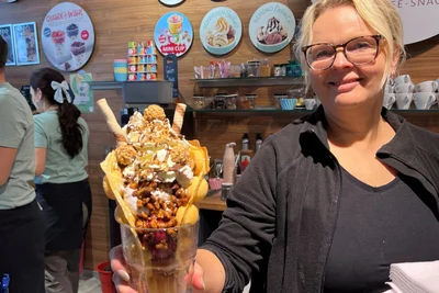 Berit Esche-Kosumi von Jannys Eisladen in der Burgstraße präsentiert eine Bubble-Waffel Knuspermonster.
