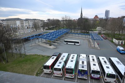 Blick über den Busbahnhof zur Technischen Universität (hinten links).