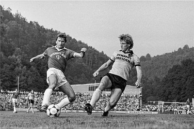 Holger Erler (links) im Zweikampf mit Dresdens Hans-Jürgen Dörner. Das Heimspiel am 22. August 1984 verlor Wismut gegen Dynamo nach Treffern von Ralf Minge, Ulf Kirsten und Andreas Trautmann mit 0:3.