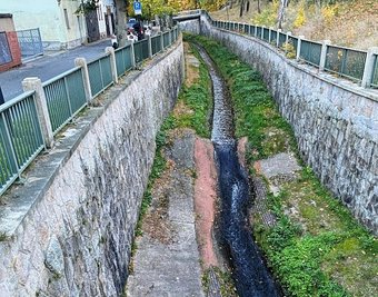 Nicht nur am Rande Auerbachs wurde die Göltzsch in ein enges Bett gezwängt. Viel deutlicher wird der Zustand im Stadtzentrum, wie hier am Malzhausweg. Dort ist das Gewässer ein Rinnsal. 
