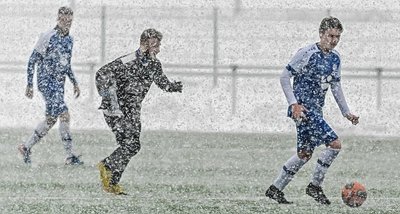 Die Olbernhauer Kicker, die auf dem Pockauer Kunstrasen antreten konnten, hatten es beim 1:1 gegen Zschopautal phasenweise schwer, den Durchblick zu behalten 