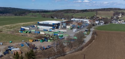 Bis 2018 in der Gewinnzone, dann ging es bergab: Die Glitzner Entsorgung GmbH, hier der Standort Schneidenbach, ist nach Stilllegung zweier Anlagen in die roten Zahlen gerutscht. Jetzt steht der Verkauf der bislang dem Vogtlandkreis gehörenden Firma an. 