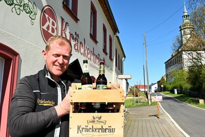 Gerd Kräcker führt die Brauerei Kräckerbräu in Hopfgarten bei Frohburg. Gebraut wird an historischer Stelle gegenüber des Schlosses.
