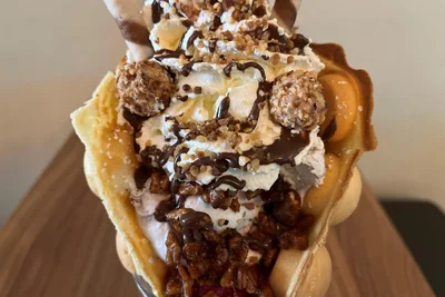 Eine Bubble-Waffel Knuspermonster gibt es in Jannys Eisladen hinter dem Rathaus in Freiberg.